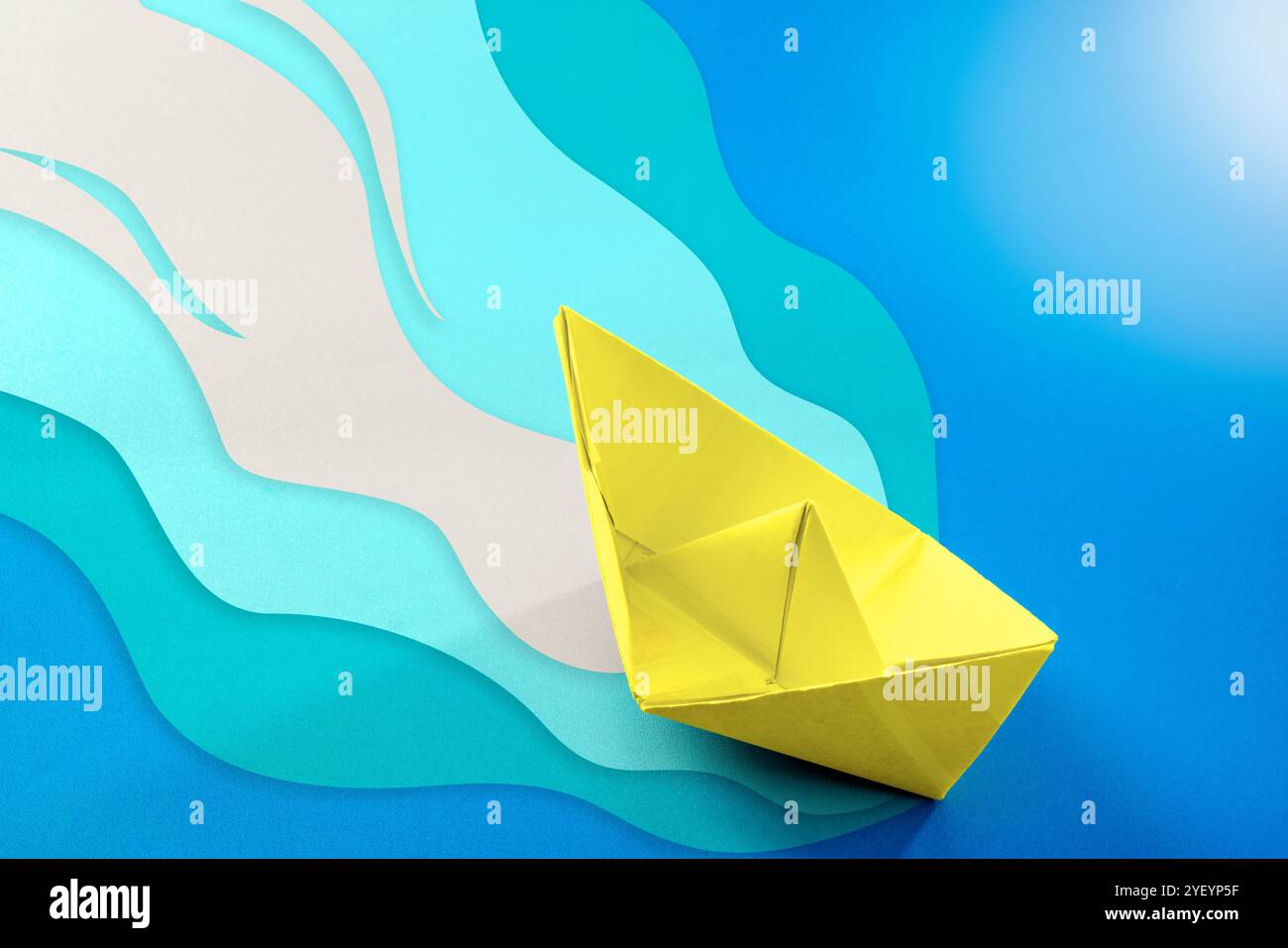 bateau origami en papier jaune sur illustration de vague bleue avec fusée Banque D'Images