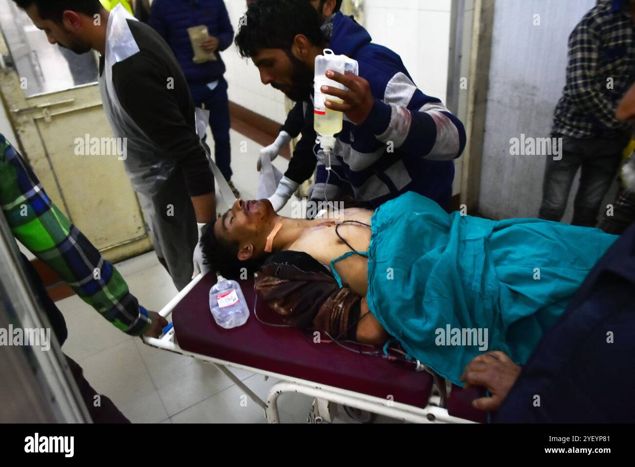 Un jeune blessé est emmené dans un hôpital local de Srinagar tandis que les corps de jeunes hommes sont emmenés à la morgue de l'hôpital, à la suite d'une explosion dans le district de Kulgam du Cachemire administré par l'Inde le dimanche 21 octobre 2018. Jusqu'à présent, 7 civils ont perdu la vie après qu'une explosion a éclaté sur le site où 3 rebelles ont été tués dimanche dans une fusillade avec les forces indiennes dans le district de Kulgam, au sud du Cachemire. Selon des sources policières, les forces de sécurité indiennes ont lancé une opération de bouclage et de perquisition dans la région de Laroo, dans le district de Kulgam, après avoir reçu des informations sur le p Banque D'Images