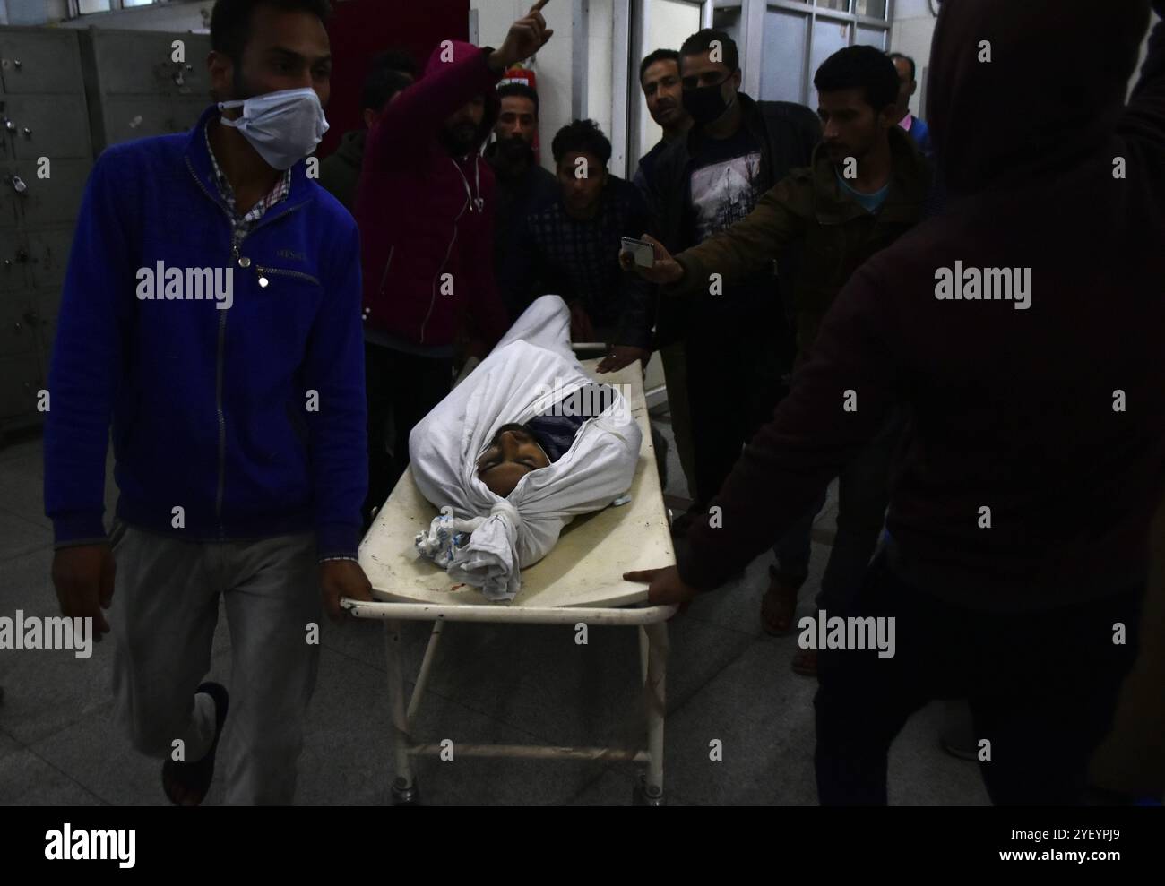 Un jeune blessé est emmené dans un hôpital local de Srinagar tandis que les corps de jeunes hommes sont emmenés à la morgue de l'hôpital, à la suite d'une explosion dans le district de Kulgam du Cachemire administré par l'Inde le dimanche 21 octobre 2018. Jusqu'à présent, 7 civils ont perdu la vie après qu'une explosion a éclaté sur le site où 3 rebelles ont été tués dimanche dans une fusillade avec les forces indiennes dans le district de Kulgam, au sud du Cachemire. Selon des sources policières, les forces de sécurité indiennes ont lancé une opération de bouclage et de perquisition dans la région de Laroo, dans le district de Kulgam, après avoir reçu des informations sur le p Banque D'Images