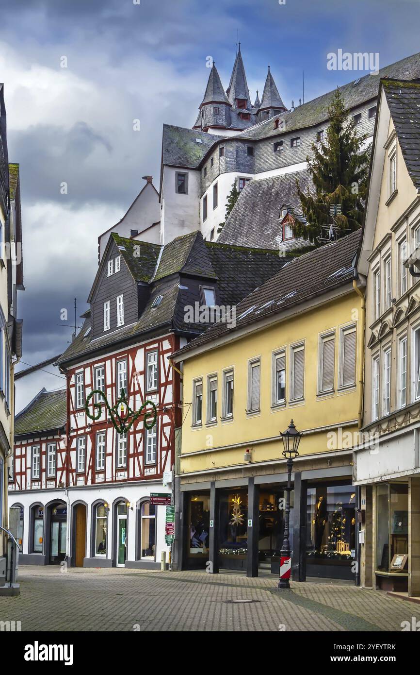 Rue à Diez avec château sur la colline, Allemagne, Europe Banque D'Images