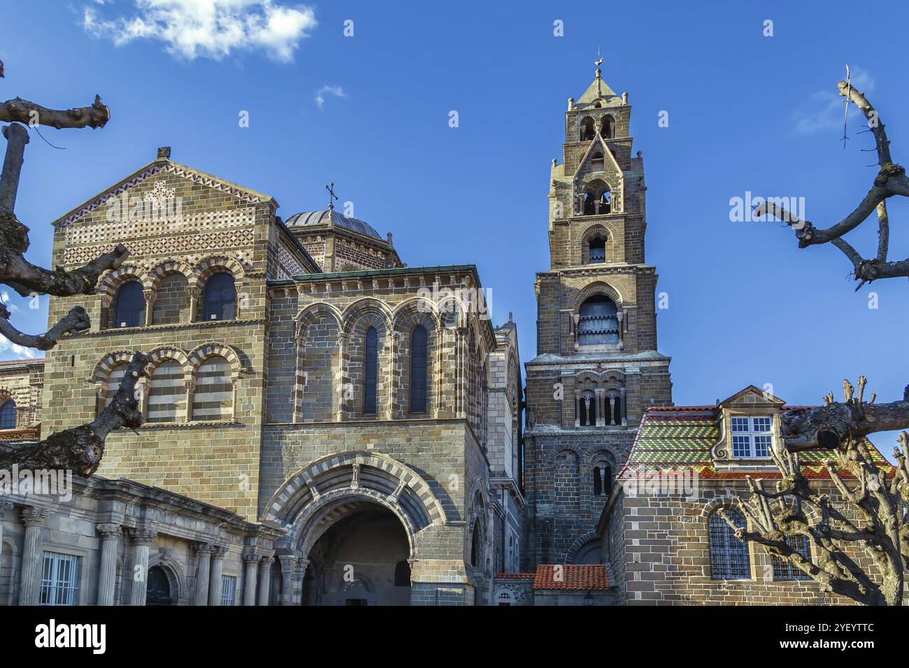 La cathédrale du Puy (cathédrale notre-Dame de l'Annonciation) est une église catholique romaine située dans le Puy-en-Velay, en Auvergne, en France, en Europe Banque D'Images