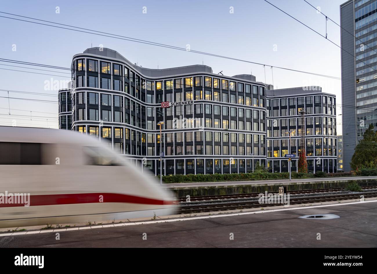 Le siège du prestataire de services logistiques DB Schenker AG, sur la Kruppstrasse, à la gare principale d'Essen, Rhénanie-du-Nord-Westphalie, Germ Banque D'Images