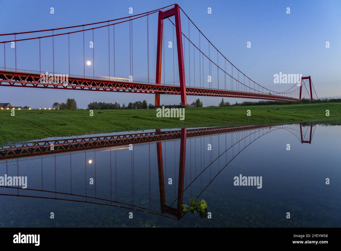 Le pont Emmerich Rhin, route fédérale B220, lumière du soir, à 803 m le plus long pont suspendu d'Allemagne juste en face de la frontière néerlandaise, Rhin Banque D'Images