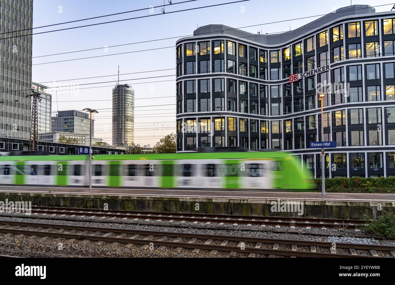 Le siège du prestataire de services logistiques DB Schenker AG, sur la Kruppstrasse, à la gare principale d'Essen, Skyline, Rhénanie-du-Nord-Westphalie, Banque D'Images