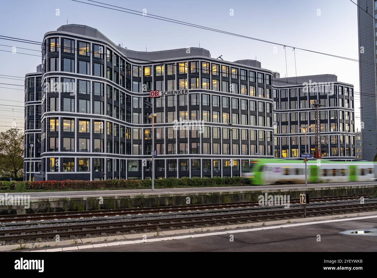 Le siège du prestataire de services logistiques DB Schenker AG, sur la Kruppstrasse, à la gare principale d'Essen, Rhénanie-du-Nord-Westphalie, Germ Banque D'Images