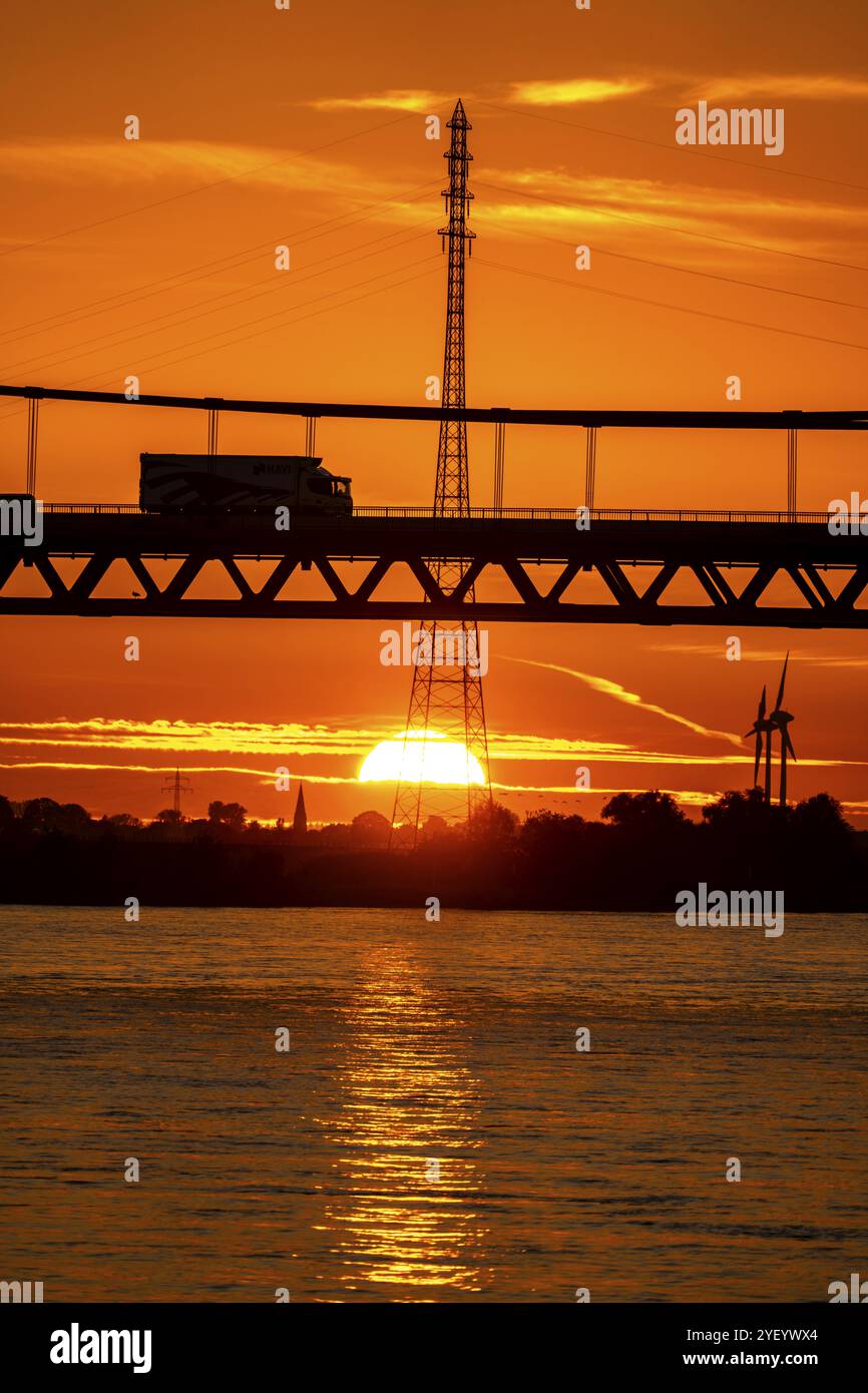 Trafic sur le pont du Rhin Emmerich, route fédérale B220, lumière du soir, avec 803 m le plus long pont suspendu en Allemagne peu de temps en face du Banque D'Images