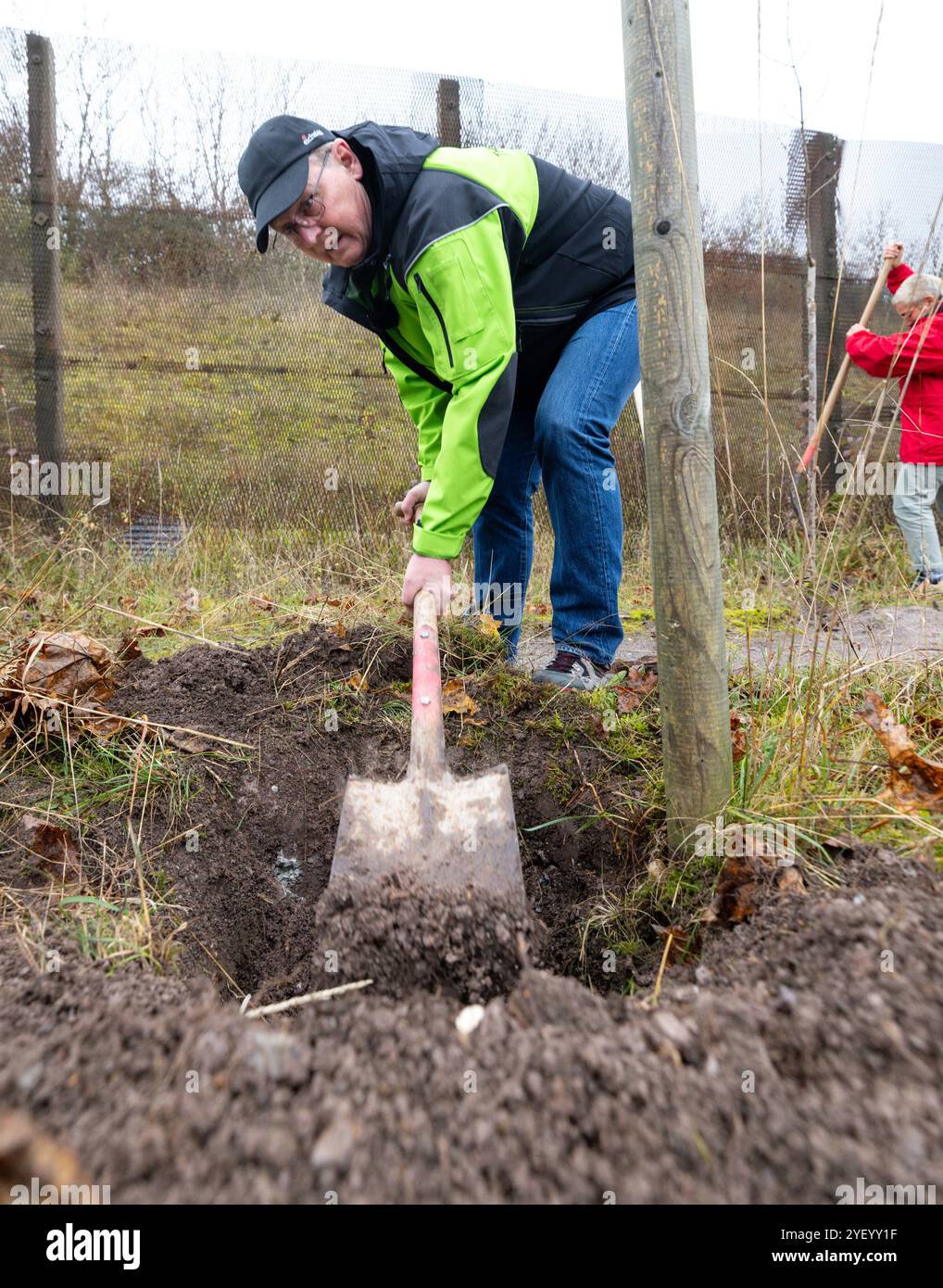 IFTA, Allemagne. 02 novembre 2024. Bodo Ramelow (Parti de gauche), ministre-président de Thuringe, soutient la campagne de plantation d'arbres au croisement d'arbres le long de la barrière frontalière qui se dresse encore ici sur l'ancienne frontière germano-allemande. La croix d'arbre a été créée en 1990 comme lieu de mémoire sur la bande de mort de la frontière germano-allemande. Plus d'arbres sont plantés chaque année le premier week-end de novembre. Crédit : Michael Reichel/dpa/Alamy Live News Banque D'Images
