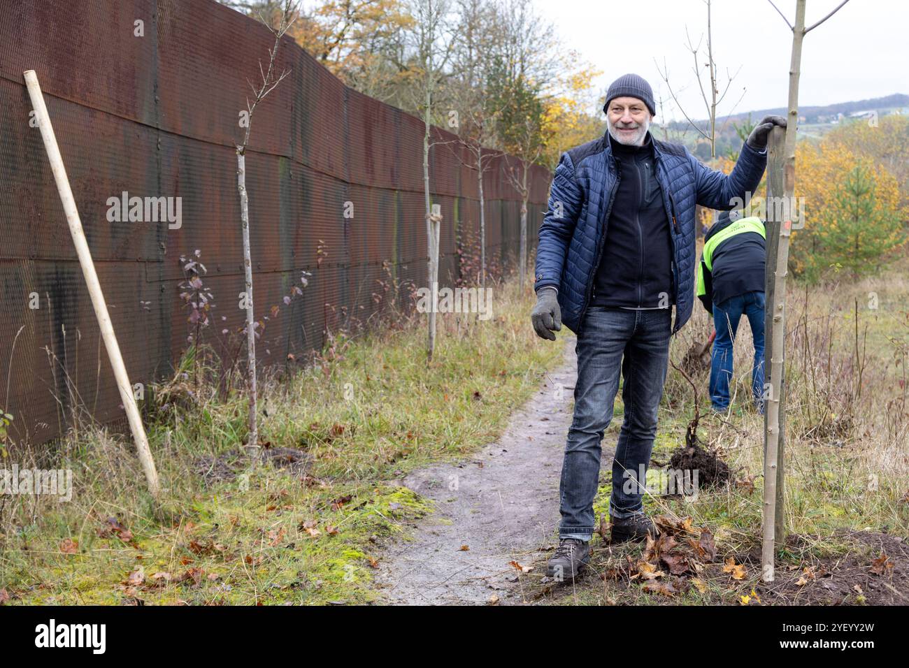 IFTA, Allemagne. 02 novembre 2024. Le co-initiateur Ralf-Uwe Beck soutient la campagne de plantation d'arbres à la croix d'arbres le long de la clôture frontalière qui se dresse encore ici sur l'ancienne frontière germano-allemande. La croix d'arbre a été créée en 1990 comme lieu de mémoire sur la bande de mort de la frontière germano-allemande. Plus d'arbres sont plantés chaque année le premier week-end de novembre. Crédit : Michael Reichel/dpa/Alamy Live News Banque D'Images