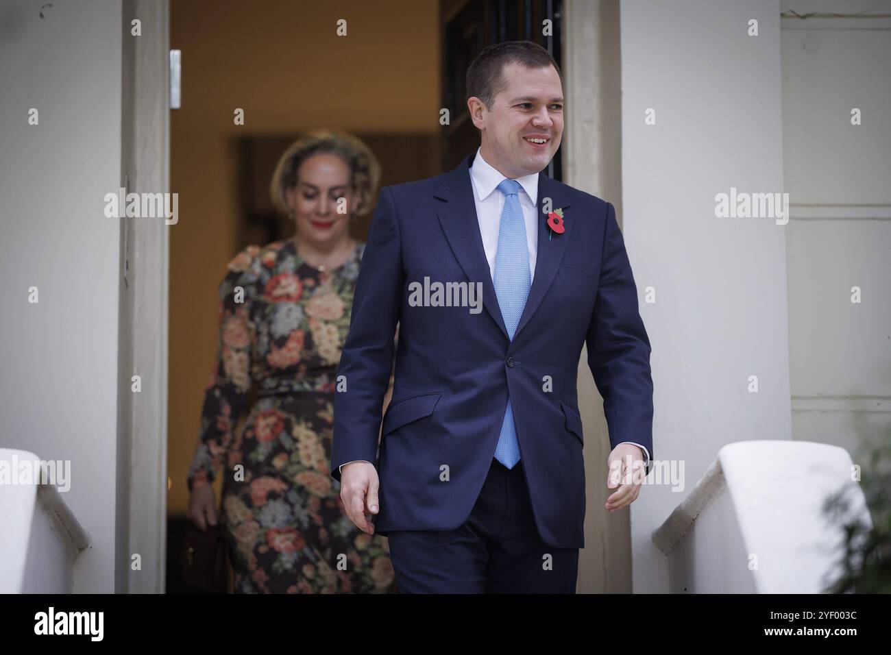 Londres, Royaume-Uni. 02 novembre 2024. Le candidat conservateur à la direction ROBERT JENRICK, député, quitte son domicile à Westminster avec son épouse Michal Berkner. Plus tard aujourd'hui, le Parti conservateur annoncera le résultat de la compétition pour remplacer Rishi Sunak comme chef conservateur. Crédit photo : Ben Cawthra/Sipa USA crédit : Sipa USA/Alamy Live News Banque D'Images