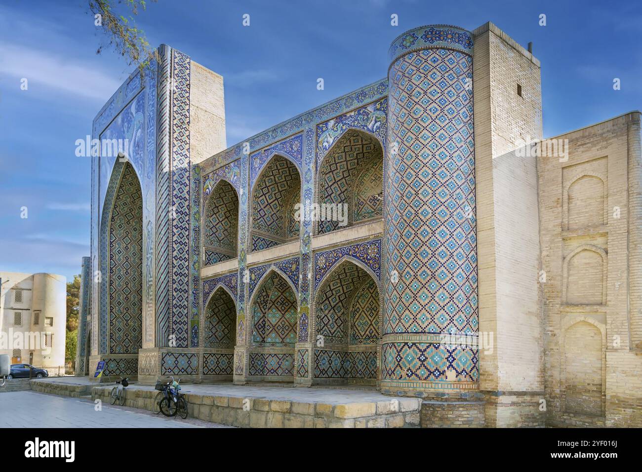 Madrasah Nodir-Divan-Begi fait partie de l'ensemble architectural des XVIe-XVIIe siècles Lyabi-Khauz, Boukhara, Ouzbékistan, Asie Banque D'Images