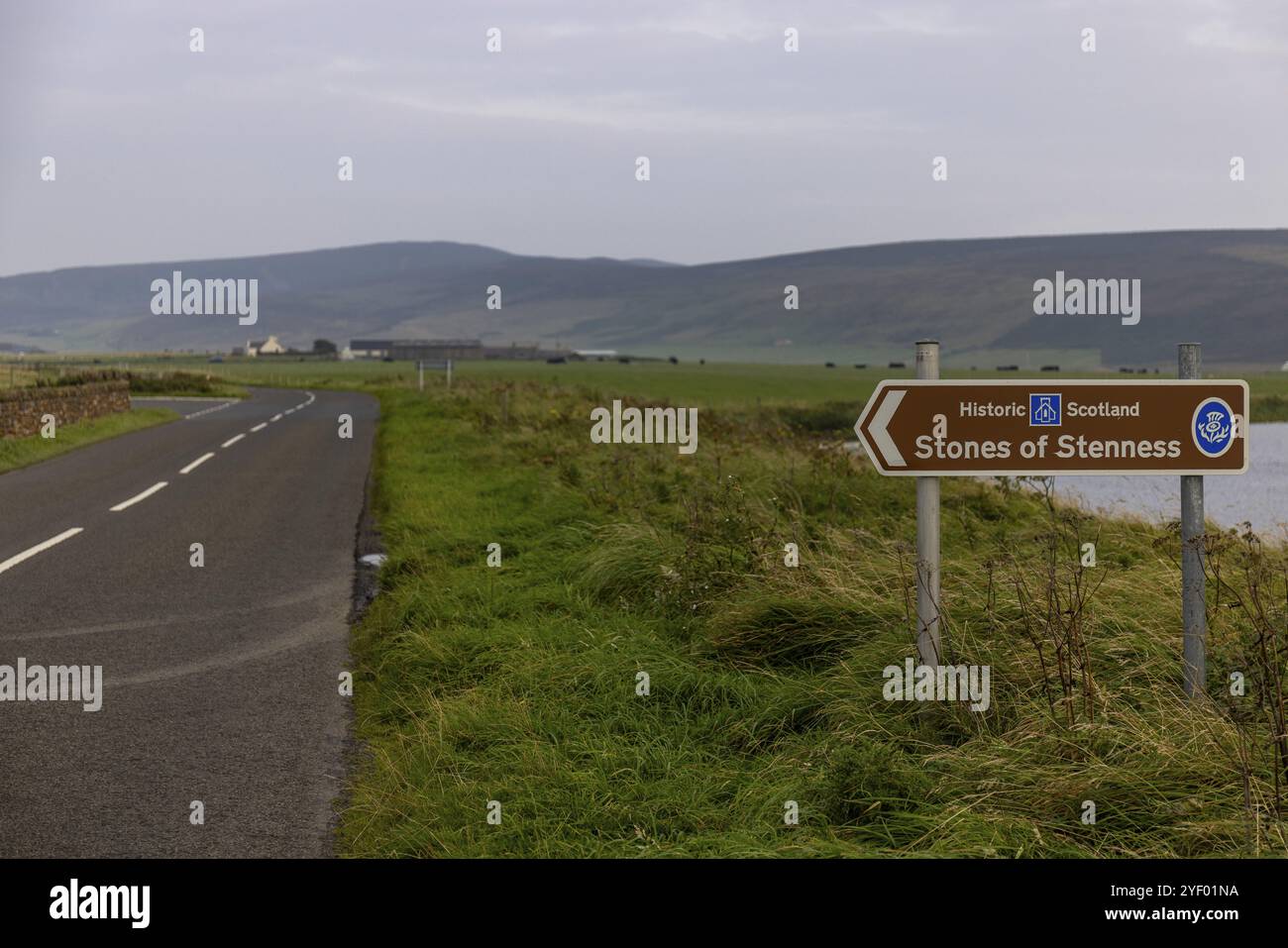 Panneau, panneau routier, Stones of Stenness Circle et Henge, Stone Circle et Henge, monument néolithique, site du patrimoine mondial de l'UNESCO, Mainland, Orkney Isl Banque D'Images