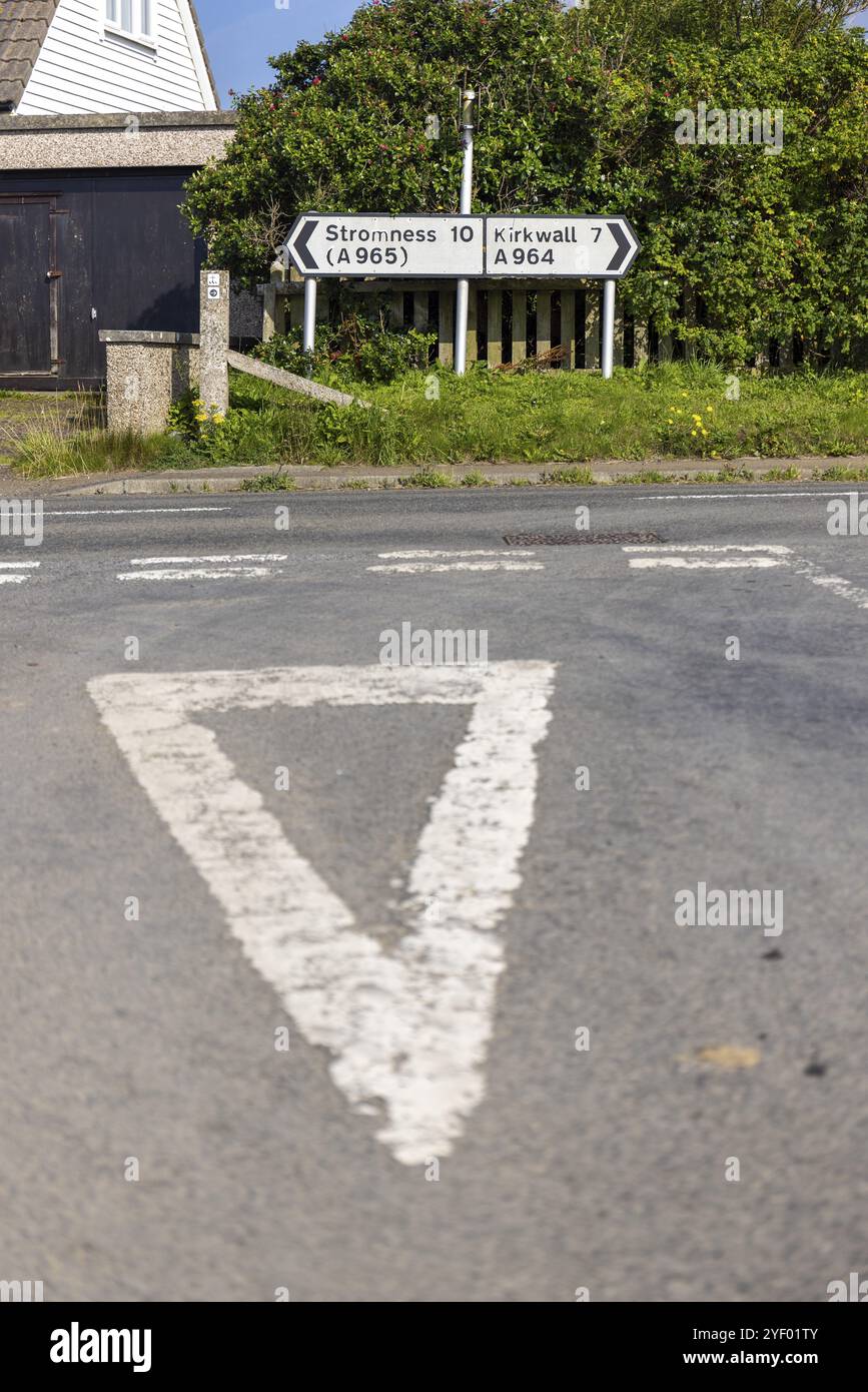 Carrefour routier avec marquages prioritaires et signalisation vers Stromness et Kirkwall, Orphir, Mainland, Island of Orkney, Scotland, grande-Bretagne Banque D'Images