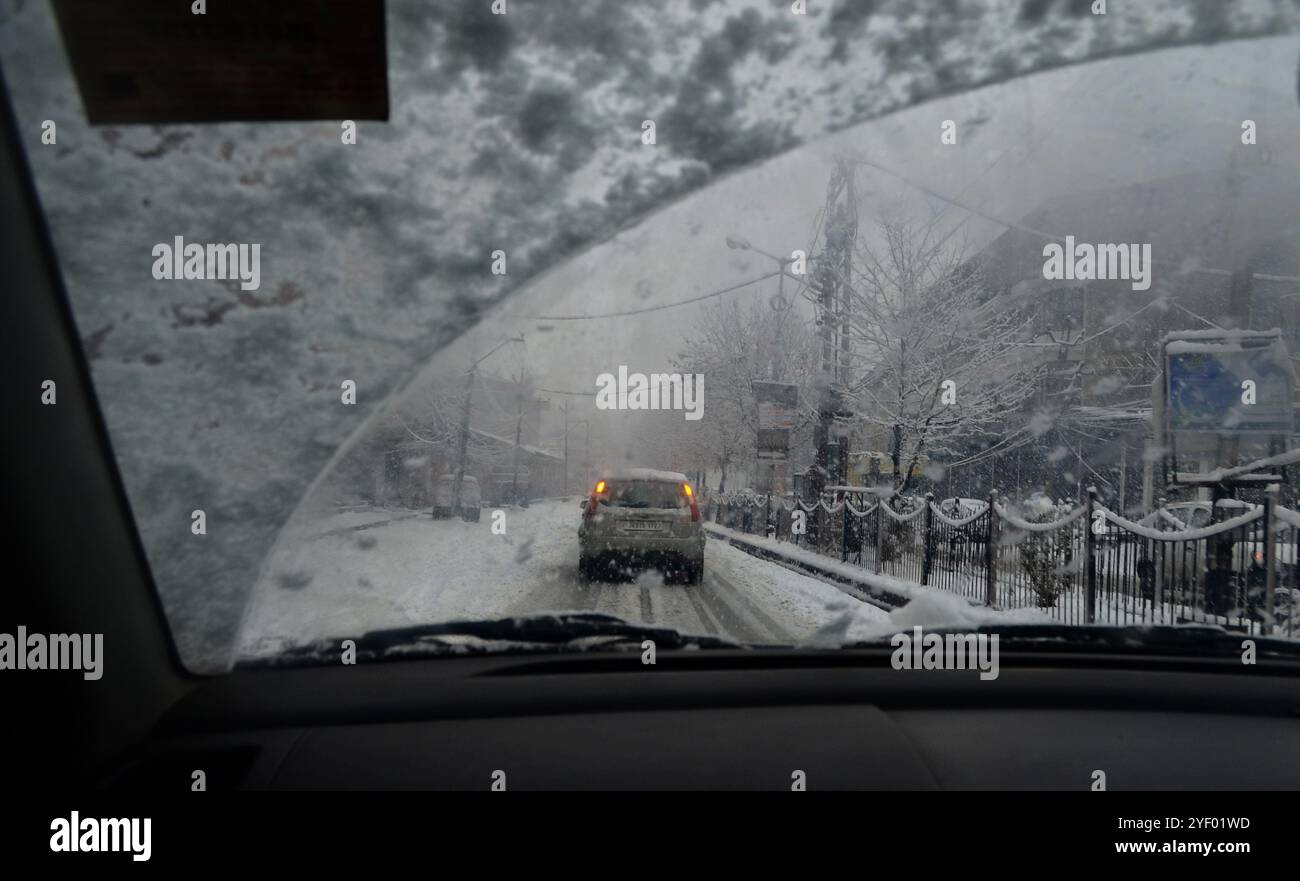 De fortes chutes de neige couvrent en blanc toute la ville de Srinagar, dans le Cachemire administré par l'Inde, le 4 novembre 2018. La vallée du Cachemire a connu les premières chutes de neige cette année le 3 novembre 2018, provoquant une vague de froid et perturbant la vie quotidienne dans la vallée et dans sa capitale estivale, Srinagar. Les fortes chutes de neige ont affecté les infrastructures d'alimentation électrique, entraînant des pannes d'électricité massives ; elles ont également provoqué des embouteillages et des barrages routiers, ainsi que la coupure de certaines zones. La couverture de neige et la mauvaise visibilité ont également eu un impact sur le trafic aérien, les vols ayant été suspendus à Banque D'Images