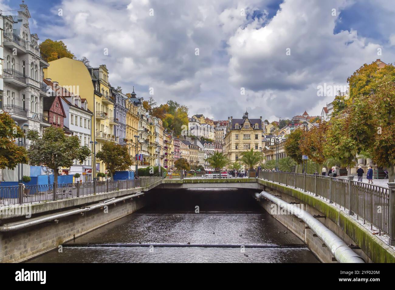 Remblai de la rivière Tepla dans le centre-ville de Karlovy Vary, république tchèque Banque D'Images