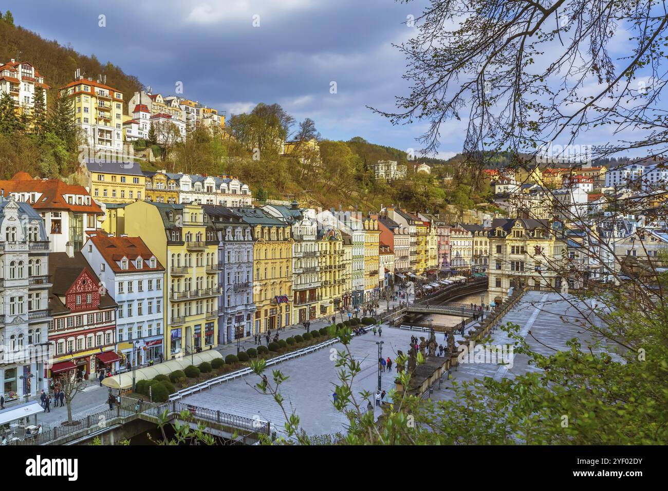 Maisons historiques le long de la rivière Tepla dans le centre-ville de Karlovy Vary, République tchèque Banque D'Images