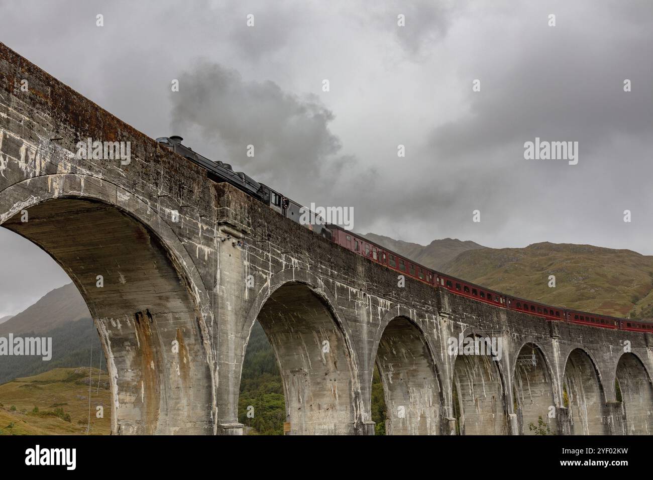 Le train à vapeur jacobite, chemin de fer à vapeur sur le viaduc ferroviaire de Glenfinnan, connu de Harry Potter, Glenfinnan, Highlands, Écosse, Grande-Bretagne Banque D'Images