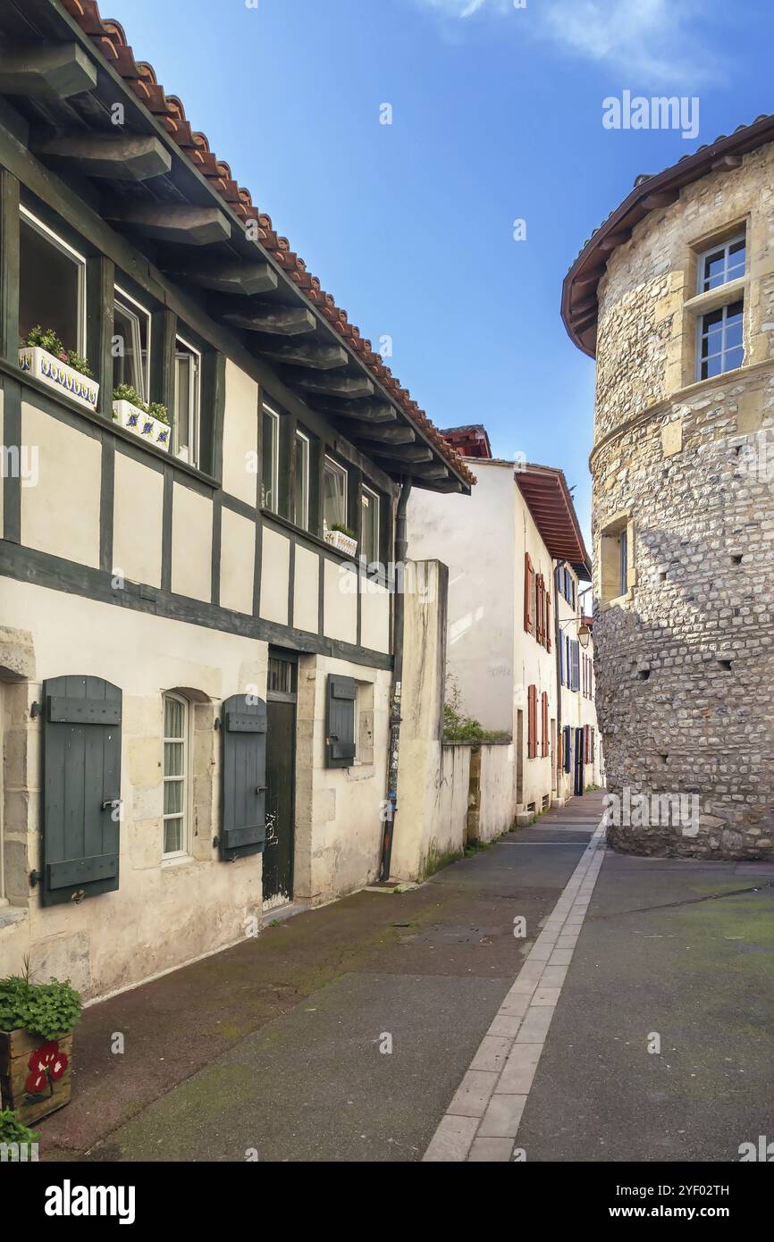 Rue avec maisons historiques dans le centre ville de Bayonne, France, Europe Banque D'Images