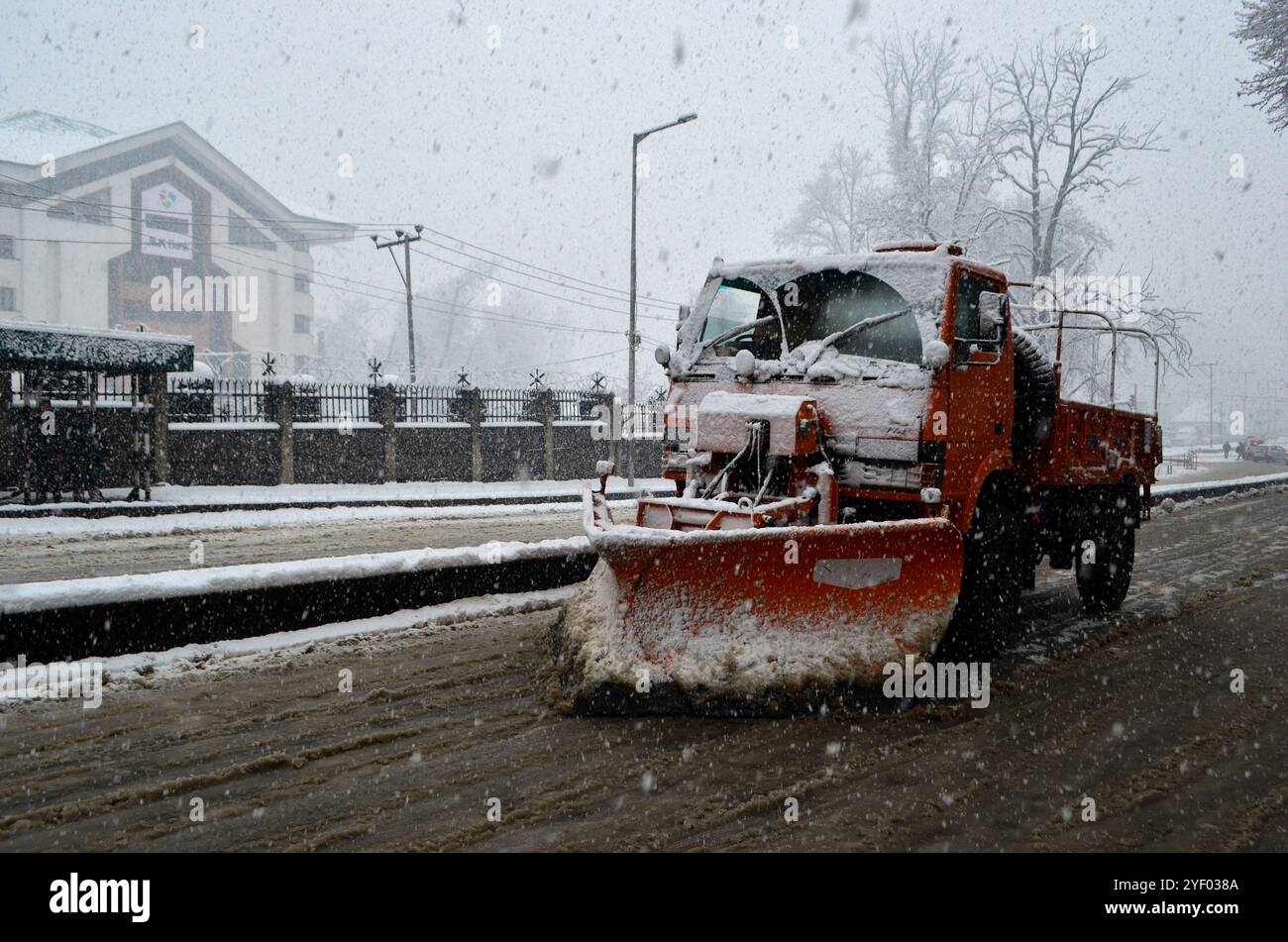 De fortes chutes de neige couvrent en blanc toute la ville de Srinagar, dans le Cachemire administré par l'Inde, le 4 novembre 2018. La vallée du Cachemire a connu les premières chutes de neige cette année le 3 novembre 2018, provoquant une vague de froid et perturbant la vie quotidienne dans la vallée et dans sa capitale estivale, Srinagar. Les fortes chutes de neige ont affecté les infrastructures d'alimentation électrique, entraînant des pannes d'électricité massives ; elles ont également provoqué des embouteillages et des barrages routiers, ainsi que la coupure de certaines zones. La couverture de neige et la mauvaise visibilité ont également eu un impact sur le trafic aérien, les vols ayant été suspendus à Banque D'Images