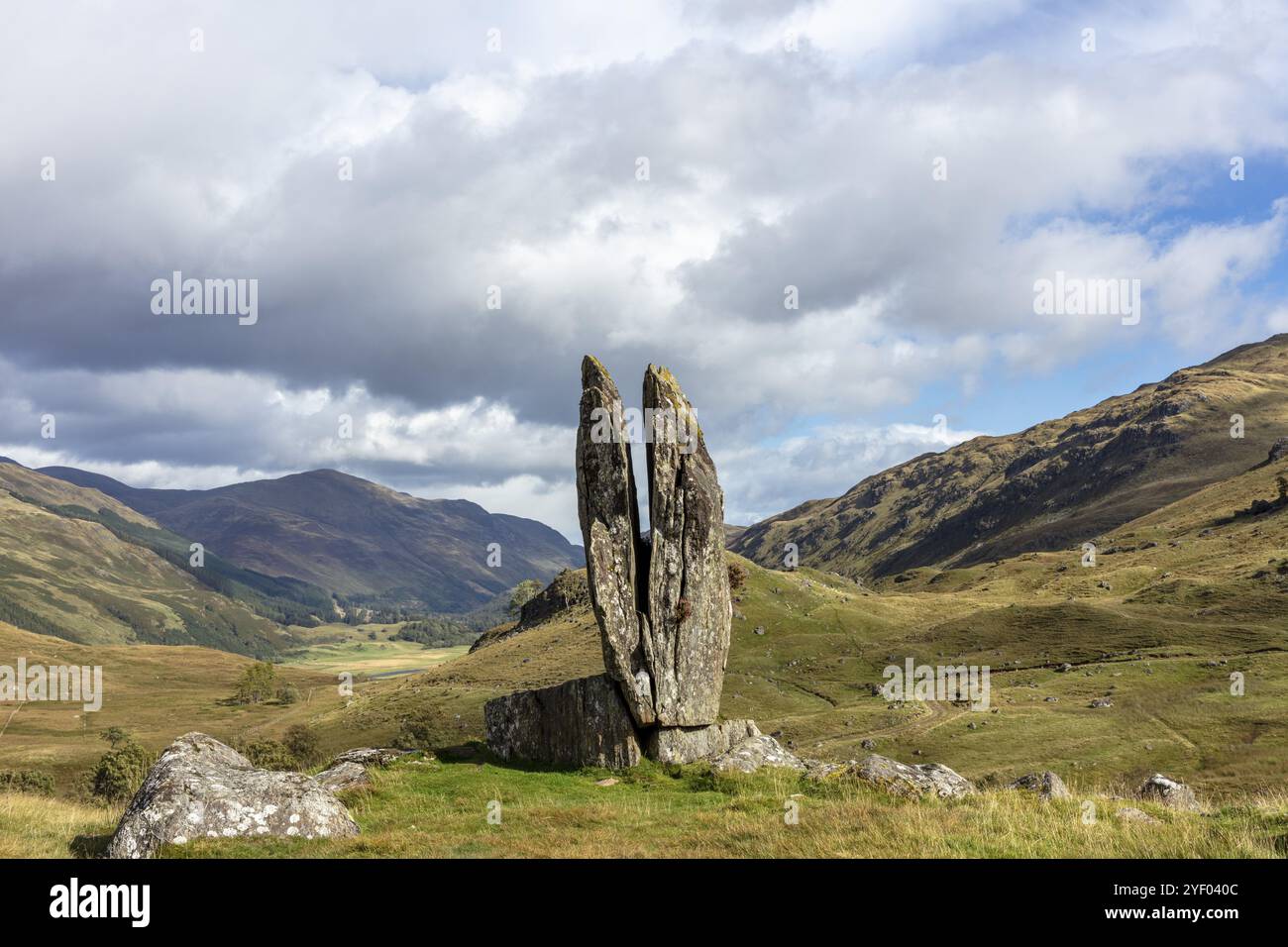 Fionn's Rock, également mains priantes de Mary, selon la légende scindée par Celt Fingal, également Fionn mac Cumhaill, formation rocheuse, Aberfeldy, Highlands, SCO Banque D'Images