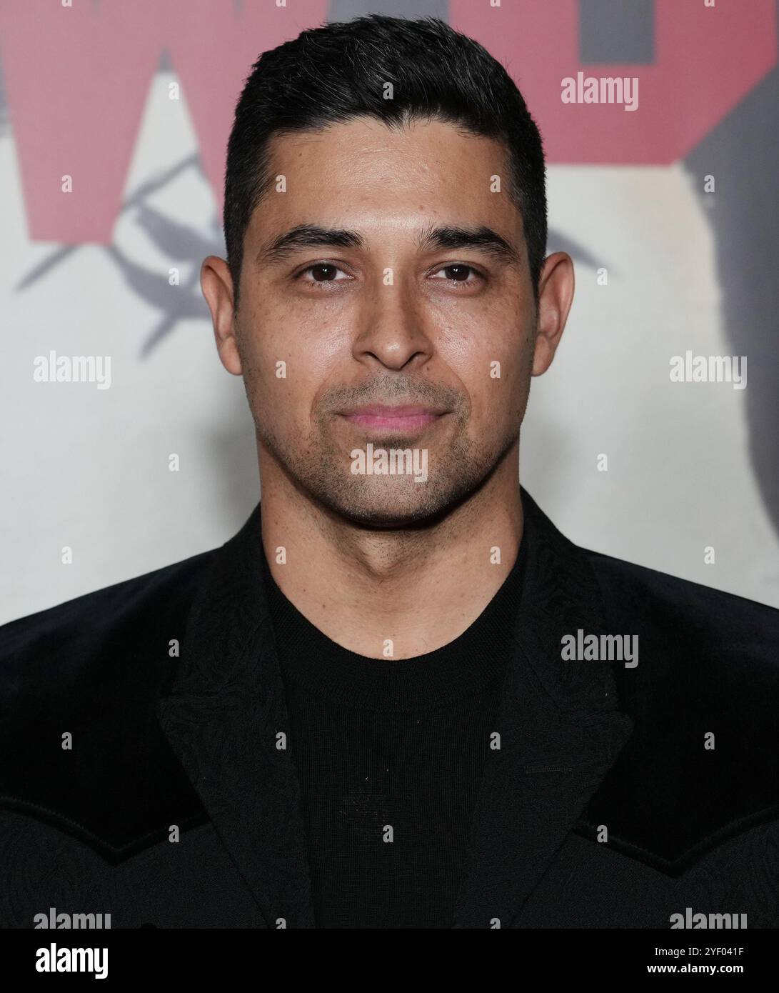 Los Angeles, États-Unis. 01 novembre 2024. Wilmer Valderrama arrive au 4ème Gala annuel Día de Muertos de Carlos Eric Lopez qui se tient au Paramount Pictures Studios à Los Angeles, CA vendredi, ? 1er novembre 2024. (Photo de Sthanlee B. Mirador/Sipa USA) crédit : Sipa USA/Alamy Live News Banque D'Images