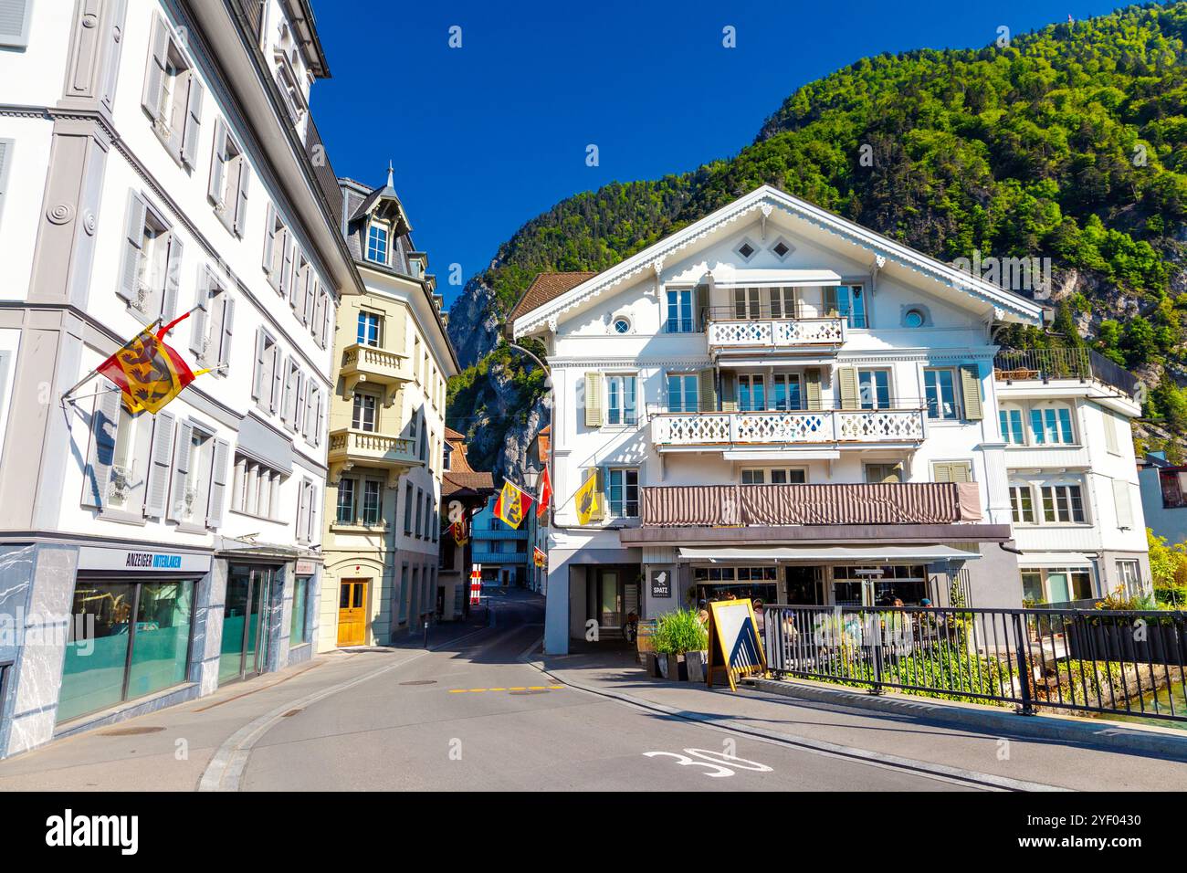 Rue et maisons à Unterseen, Suisse Banque D'Images
