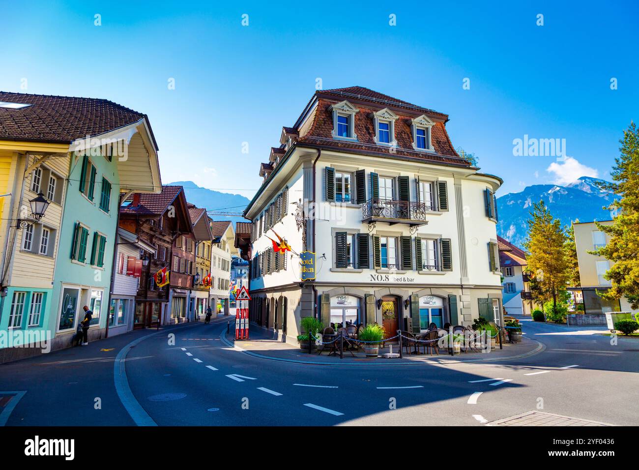 Rue et maisons à Unterseen, Suisse Banque D'Images