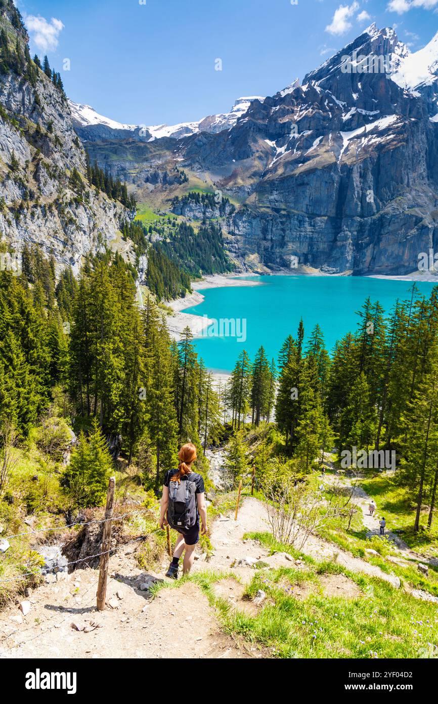 Randonnée pédestre vers le lac Oeschinen (Oeschinensee) et la montagne Blüemlisalp, Suisse Banque D'Images