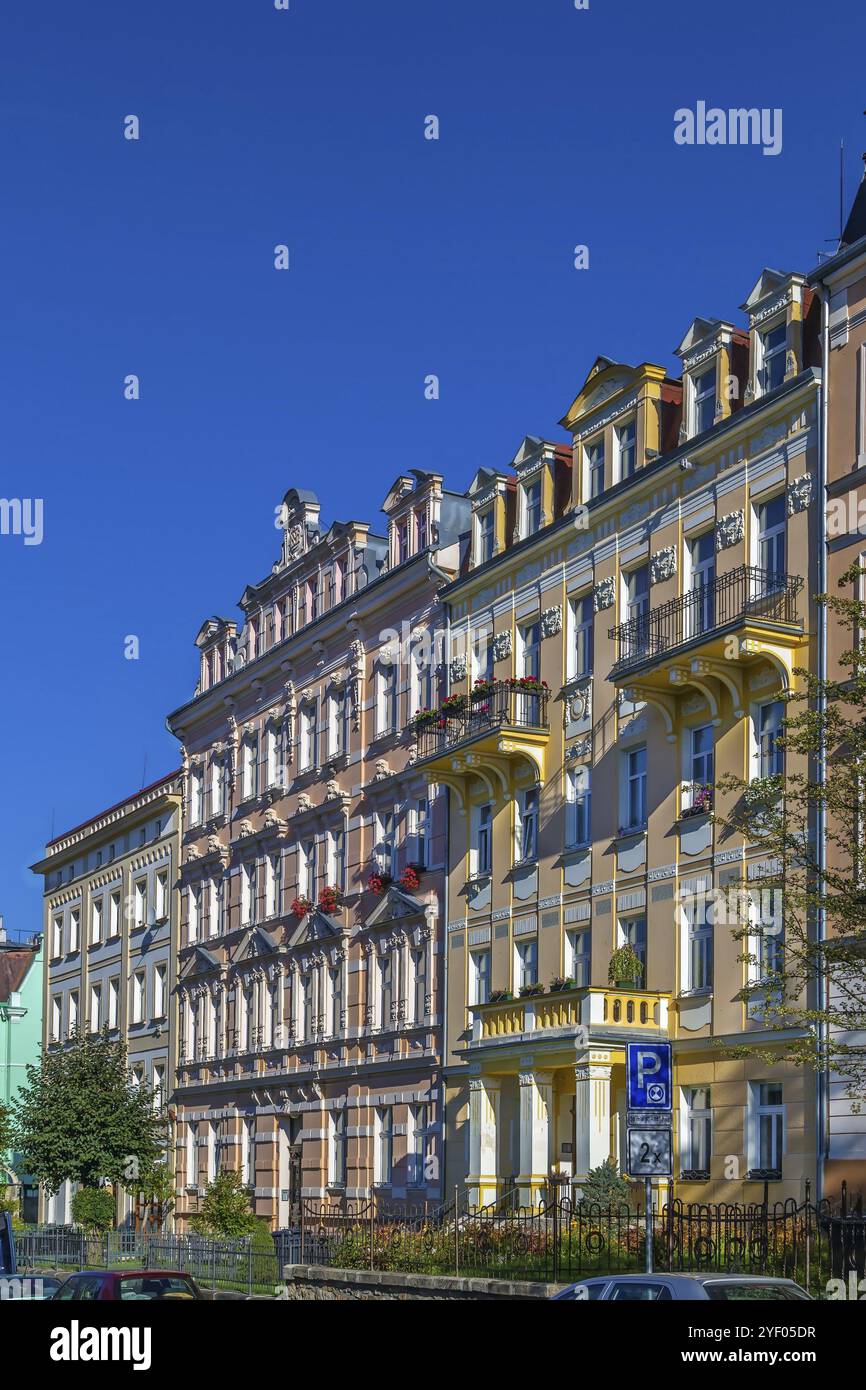 Rue avec des maisons historiques dans le centre-ville de Karlovy Vary, république tchèque Banque D'Images
