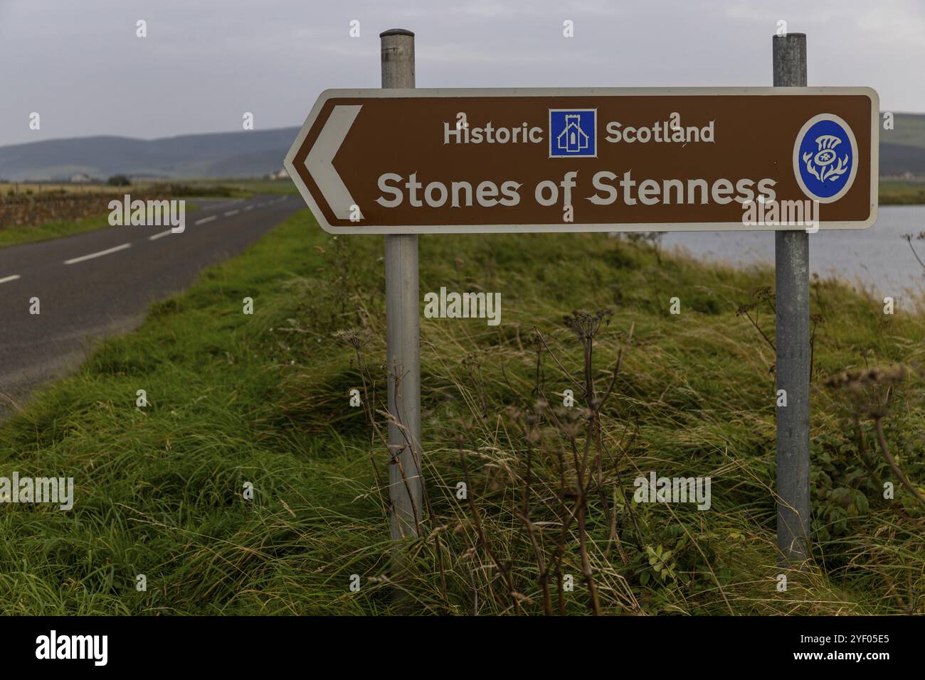 Panneau, panneau routier, Stones of Stenness Circle et Henge, Stone Circle et Henge, monument néolithique, site du patrimoine mondial de l'UNESCO, Mainland, Orkney Isl Banque D'Images