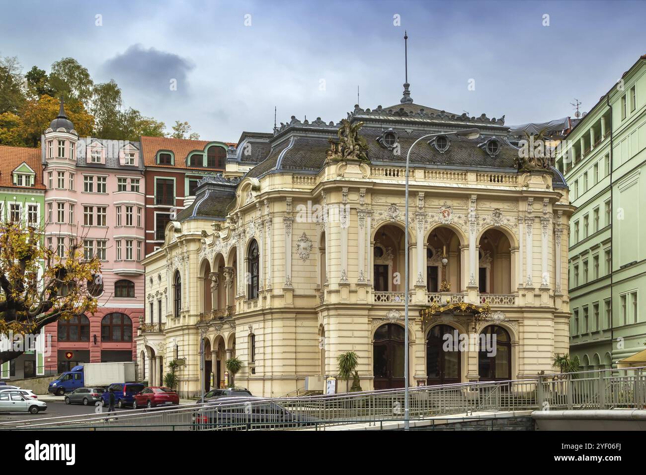 Le théâtre Karlovy Vary a été construit dans les années 1884-1886 dans le style néo-baroque. République tchèque Banque D'Images