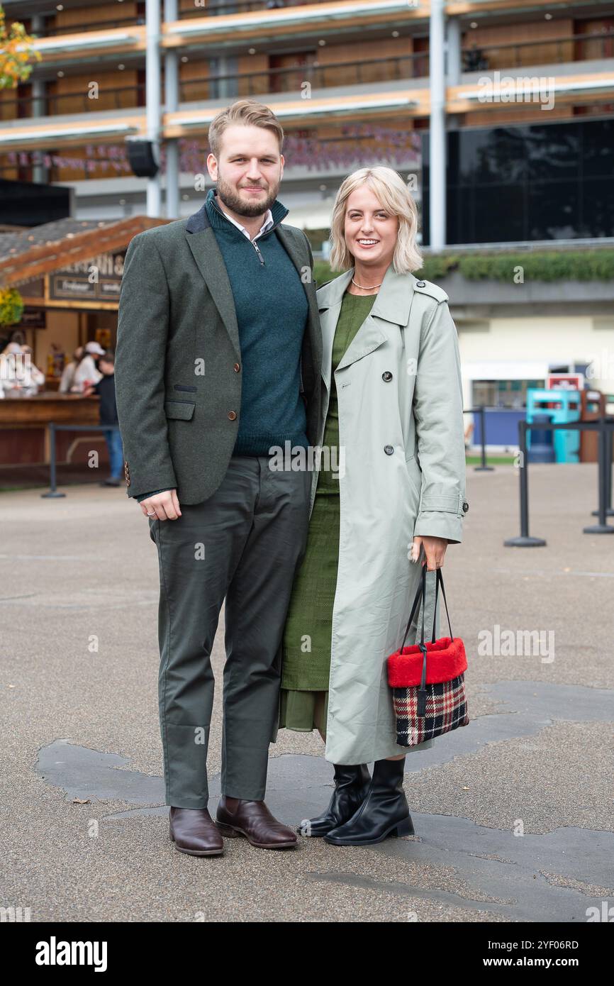 Ascot, Berkshire, Royaume-Uni. 2 novembre 2024. Les amateurs de course arrivent à Ascot Racecourse dans le Berkshire pour le Fireworks Spectacular Family Raceday par une douce journée d'automne. Crédit : Maureen McLean/Alamy Live News Banque D'Images