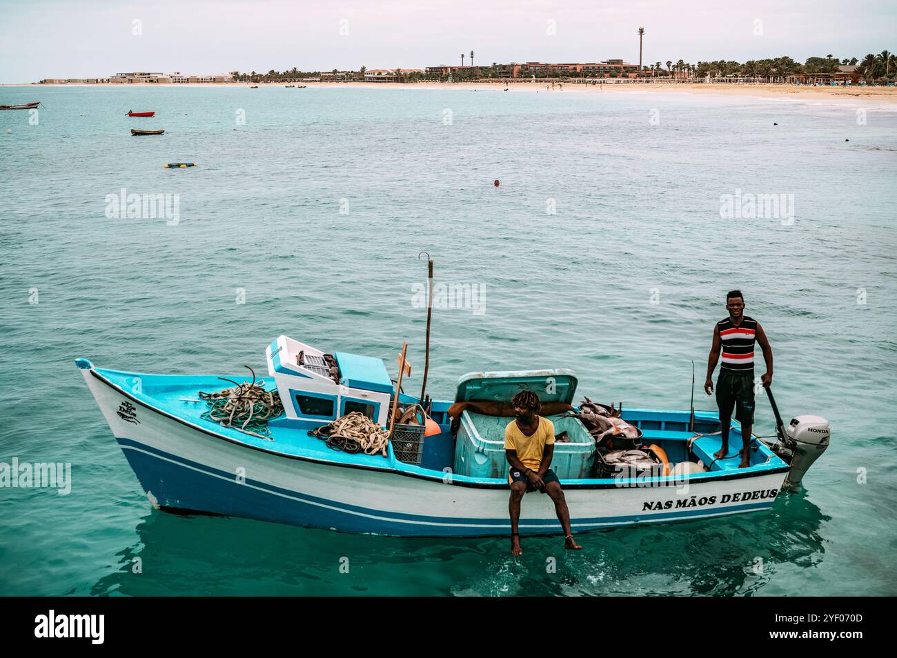 Pêcheurs sur leur bateau à Santa Maria, Sal, Cap-Vert Banque D'Images