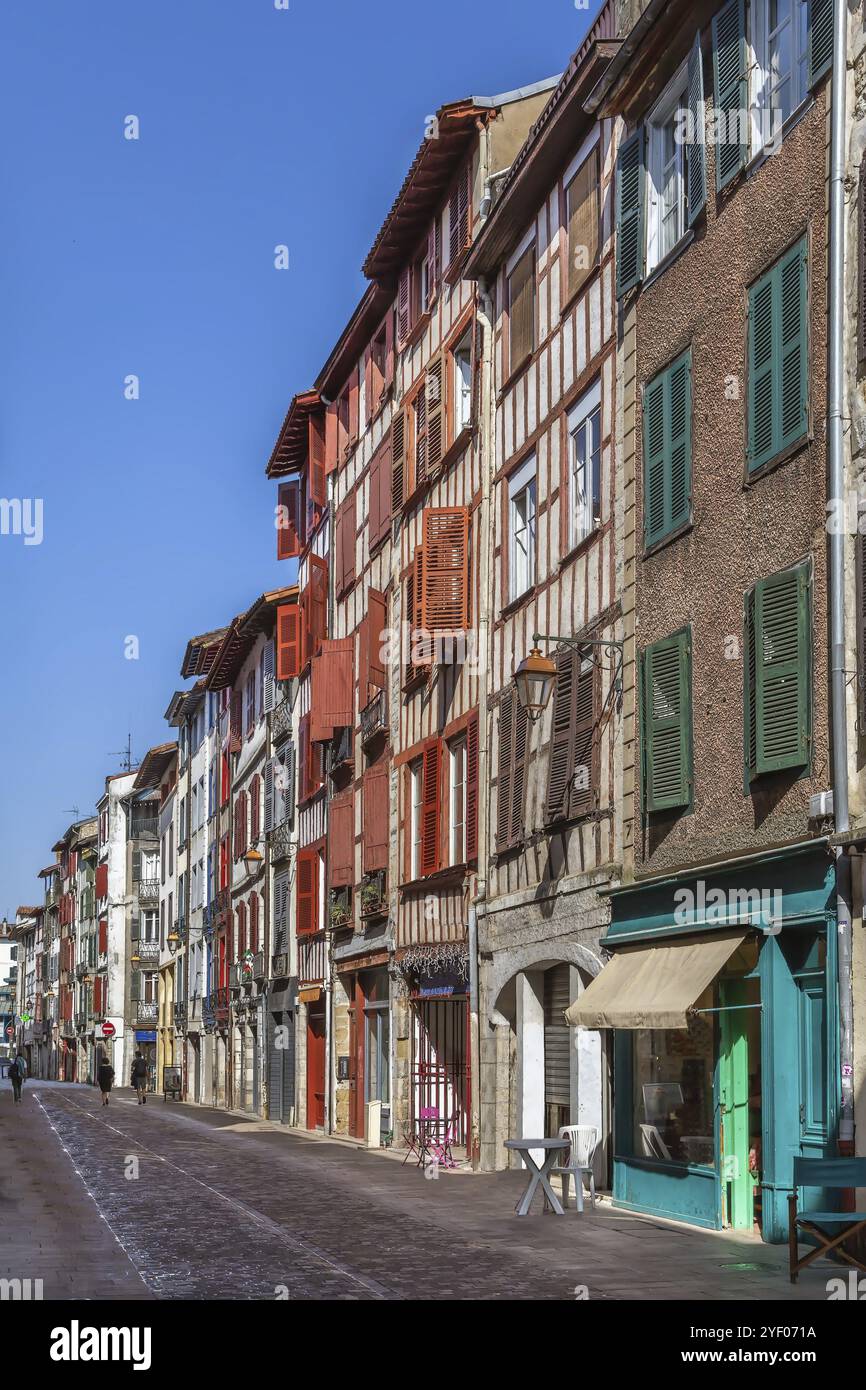 Rue avec maisons historiques dans le centre ville de Bayonne, France, Europe Banque D'Images