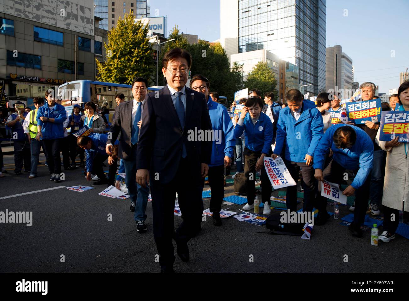 Rassemblement du parti démocratique en Corée du Sud Lee Jae-myung, le chef du parti démocrate, marche lors d'un rassemblement pour condamner le gouvernement auquel ont participé des membres du parti et des citoyens à Séoul, en Corée du Sud, le 2 novembre 2024. Le Parti démocrate exhorte le gouvernement Yoon Suk yeol à accepter un projet de loi spécial du procureur pour enquêter sur la première dame Kim Keun-hee, accusée d’ingérence dans les affaires de l’État et de manipulation boursière. Dans un sondage d'opinion publique le 1er, l'évaluation positive de l'administration d'État du président Yoon Suk yeol est tombée à 19%, en baisse par rapport à la semaine dernière. Séoul République de Corée copie Banque D'Images