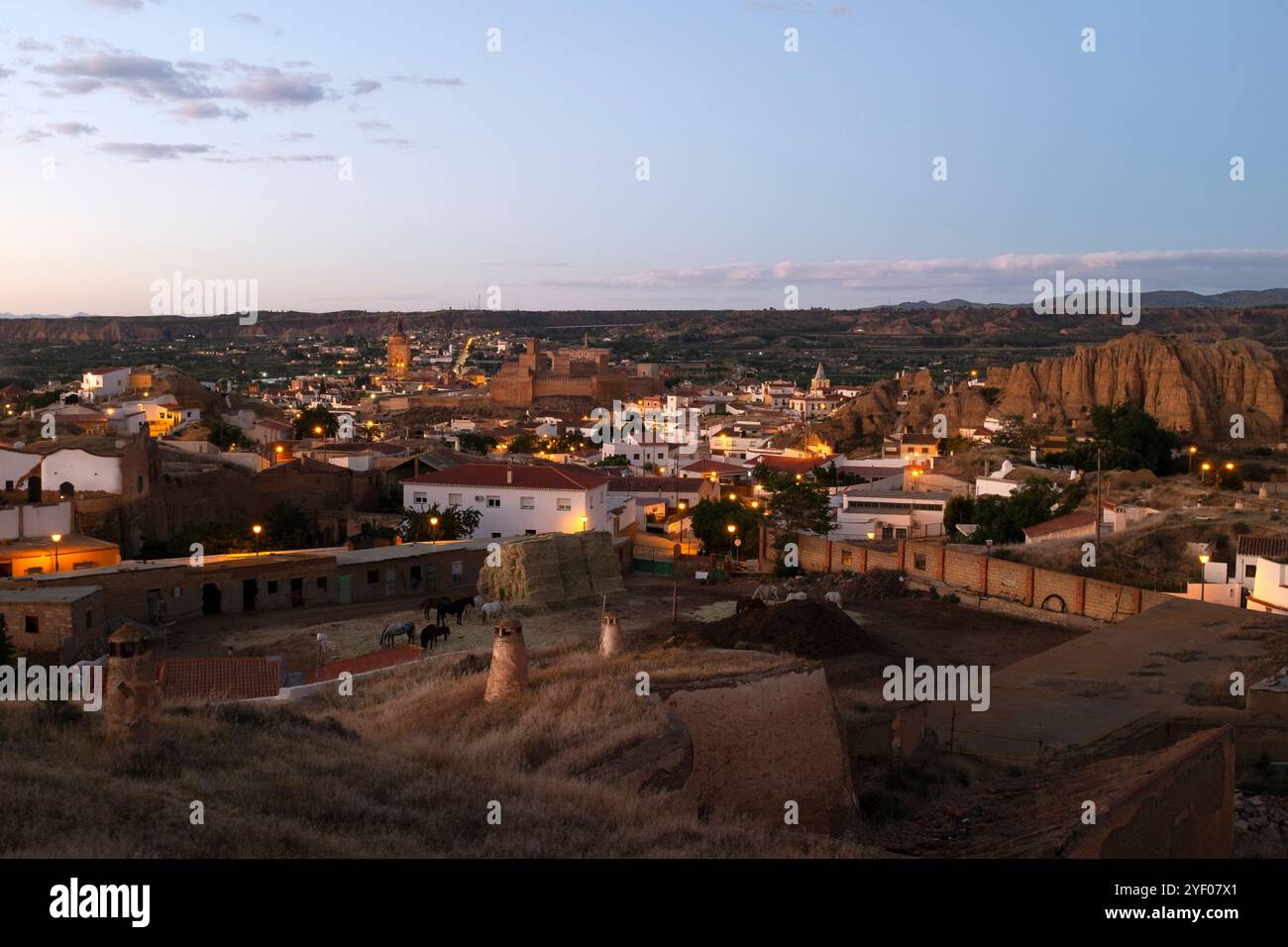 Le Barrio de las Cuevas (quartier des grottes) au crépuscule, Guadix, Espagne Banque D'Images