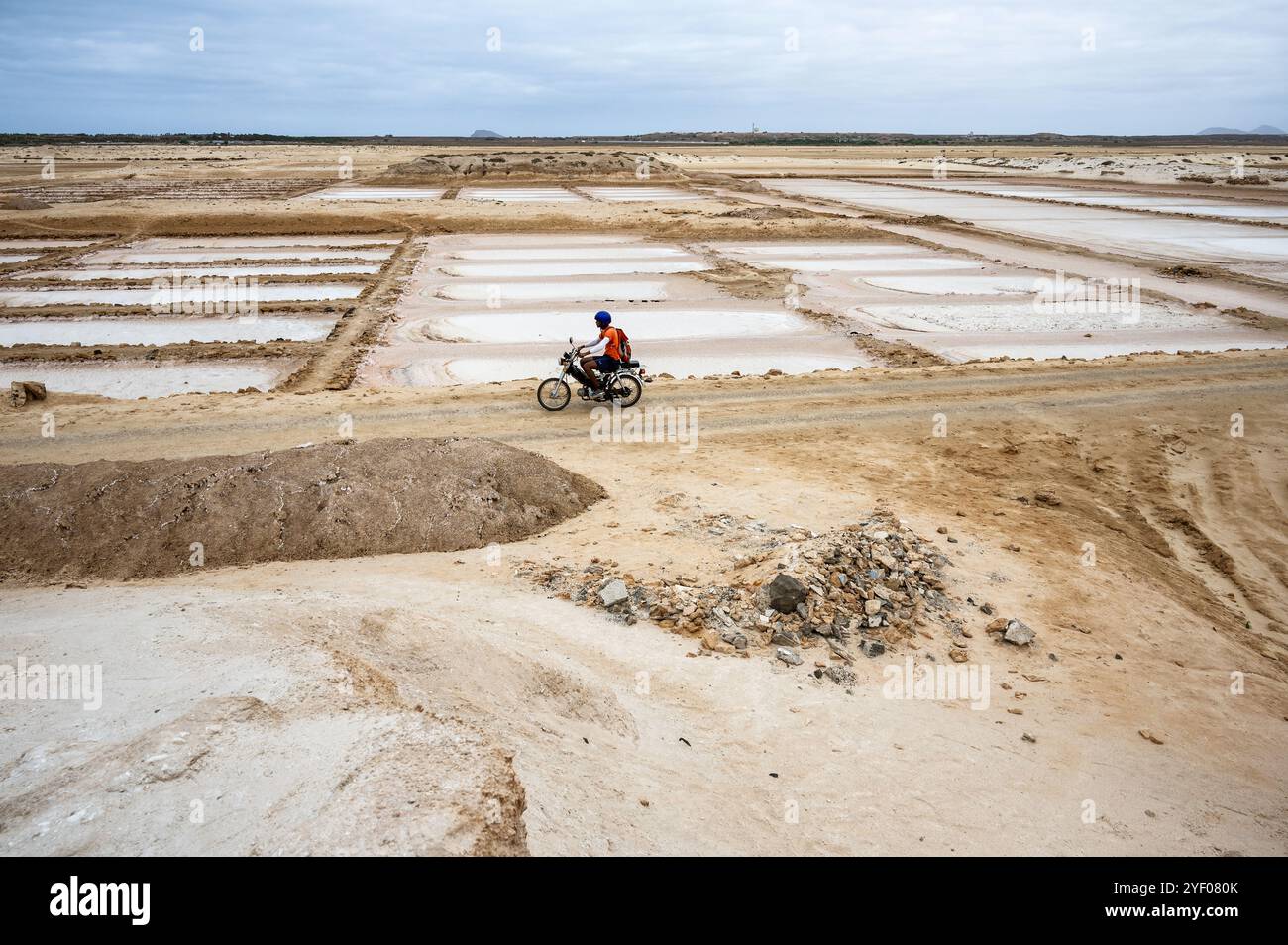 Cyclomoteur dans les salines de Santa Maria, Sal, Cap-Vert Banque D'Images
