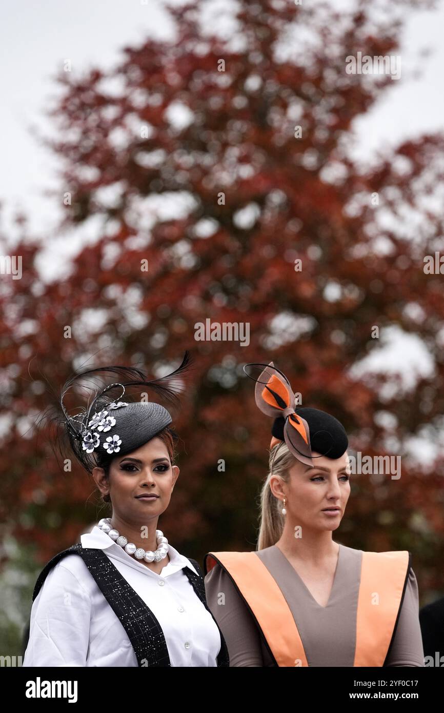 Les coureurs Mamaksuda Akhter et Lisa Walsh le deuxième jour du Ladbroke Festival of Racing à l'hippodrome Down Royal, Lisburn. Date de la photo : samedi 2 novembre 2024. Banque D'Images