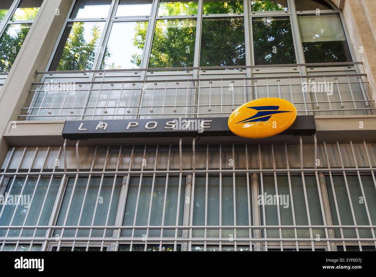 Narbona, France - 18 juin 2024 : signe et logo de la poste dans un bureau, la poste française, à Narbona ou Narbonne, Occitanie, France Banque D'Images