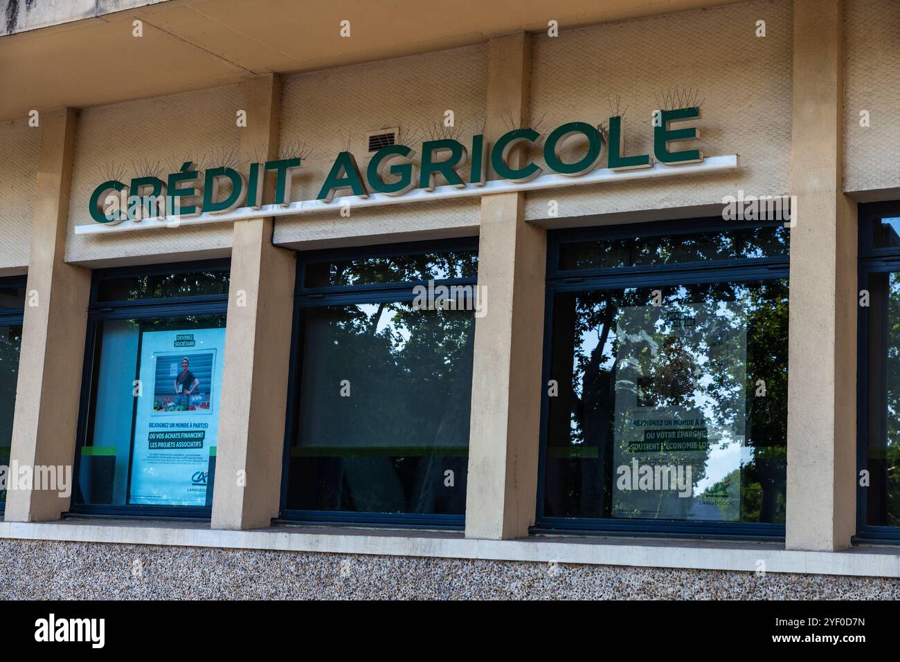 Narbona, France - 18 juin 2024 : signe et logo du bureau de la banque crédit agricole à Narbona ou Narbonne, Occitanie, France Banque D'Images