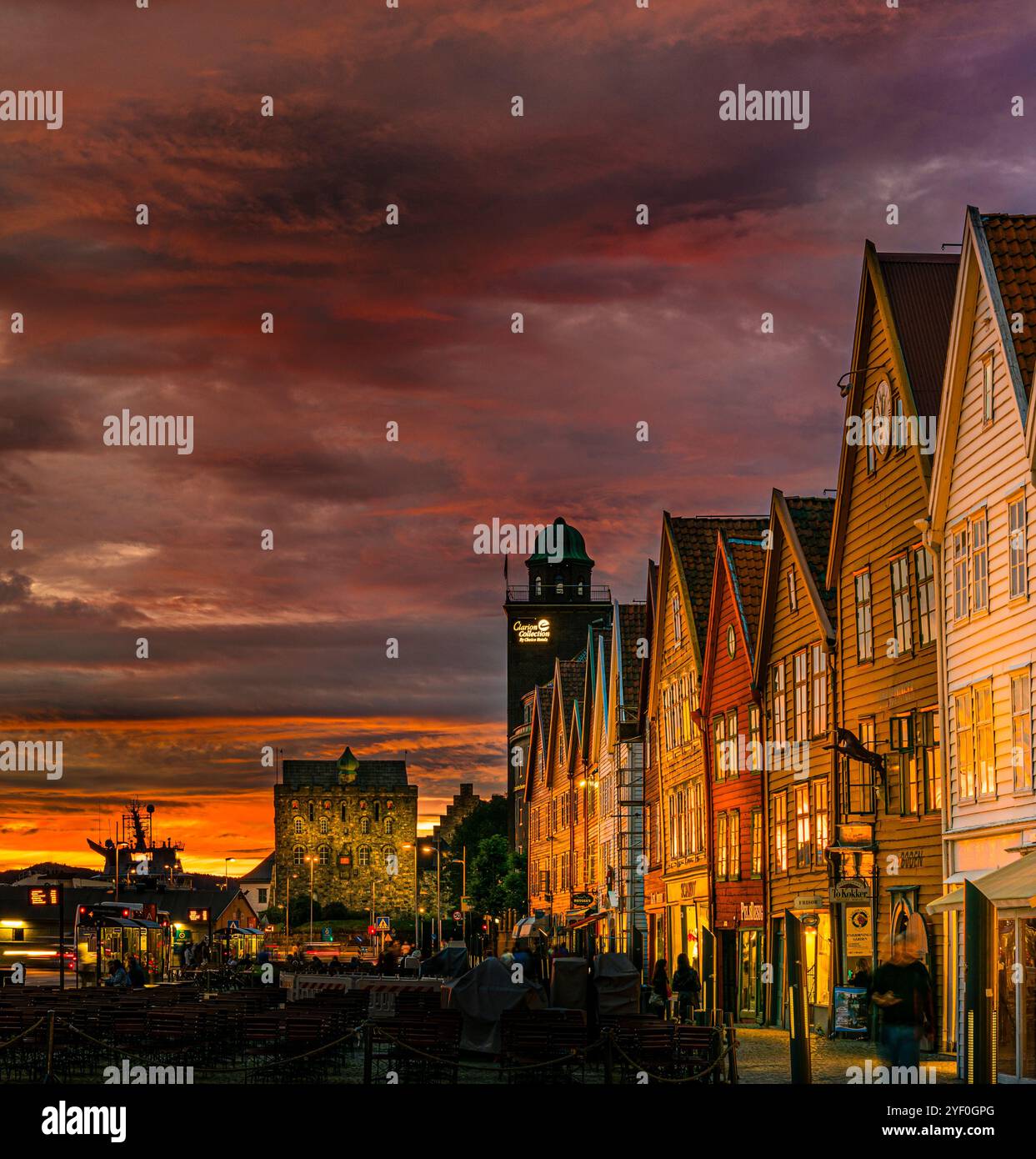 Coucher de soleil à Bryggen à Bergen, Norvège occidentale. Bryggen est inscrit sur la liste du patrimoine mondial de l'UNESCO en raison de son histoire ancienne et hanséatique. Banque D'Images