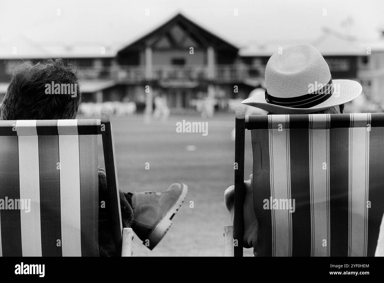 Les spectateurs à un match de cricket. Horntye Park, Hastings, East Sussex, England, UK Banque D'Images