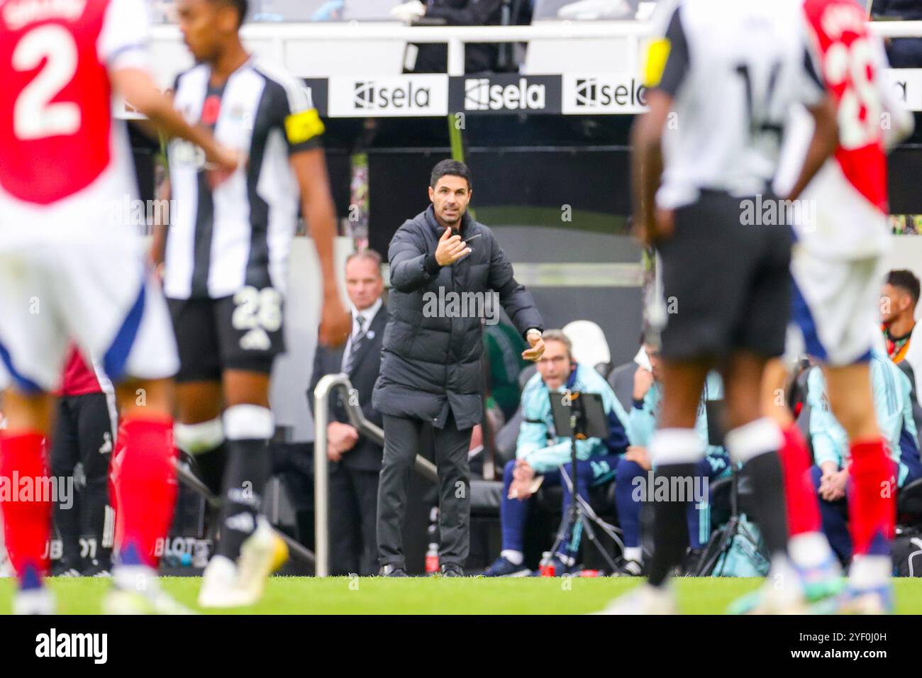 Mikel Arteta Gestures, Manager de l'arsenal, lors du match Newcastle United FC contre Arsenal FC English premier League à l'occasion de la rencontre James' Park, Newcastle, Angleterre, Royaume-Uni le 2 novembre 2024 crédit : Every second Media/Alamy Live News Banque D'Images