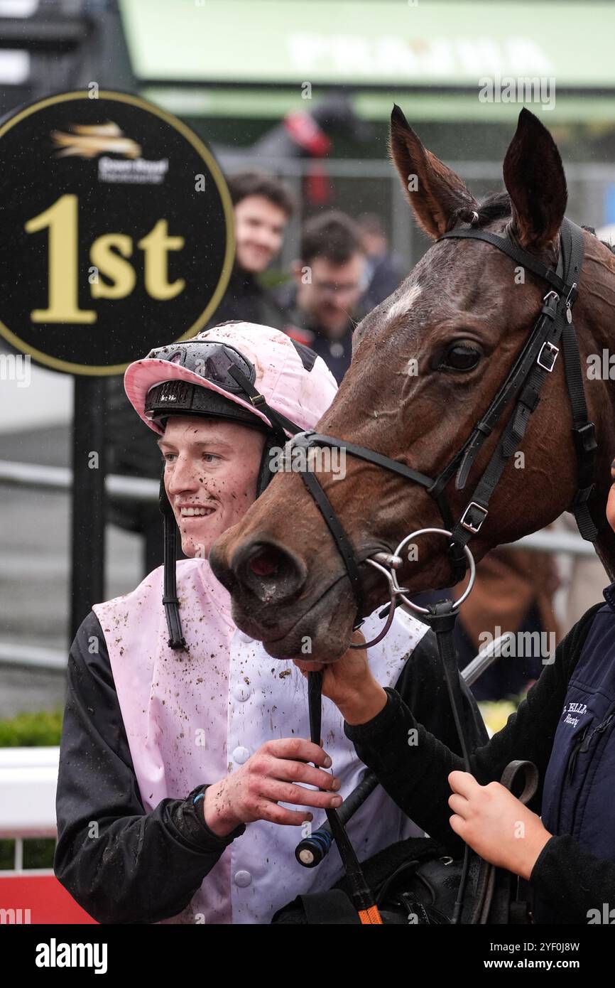 Jockey Carl Millar après avoir remporté l’épreuve de handicap Eventsec sur Kala Conti lors de la deuxième journée du Ladbroke Festival of Racing à l’hippodrome Down Royal, Lisburn. Date de la photo : samedi 2 novembre 2024. Banque D'Images