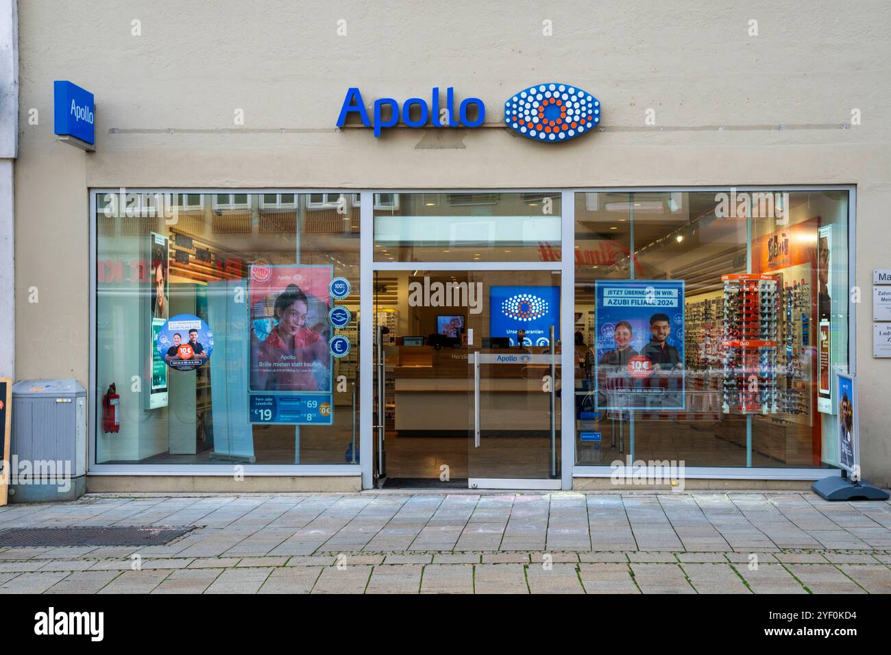 Einzelhandel à Augsbourg Ein Geschäft der Firma Apollo im Stadtzentrum von Augsburg *** vente au détail à Augsbourg un magasin Apollo dans le centre-ville d'Augsb Banque D'Images