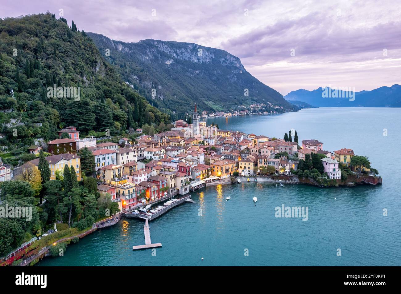 Vue aérienne du village de Varenna sur la rive du lac de Côme au crépuscule, Lombardie, Italie Banque D'Images