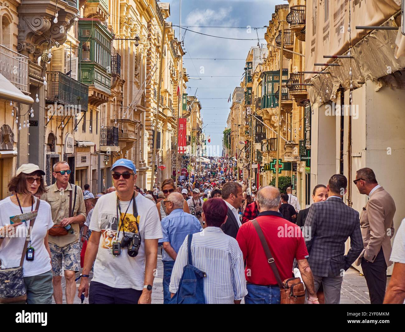 Republic Street, touristes marchant dans la rue principale de la Valette à Malte Banque D'Images