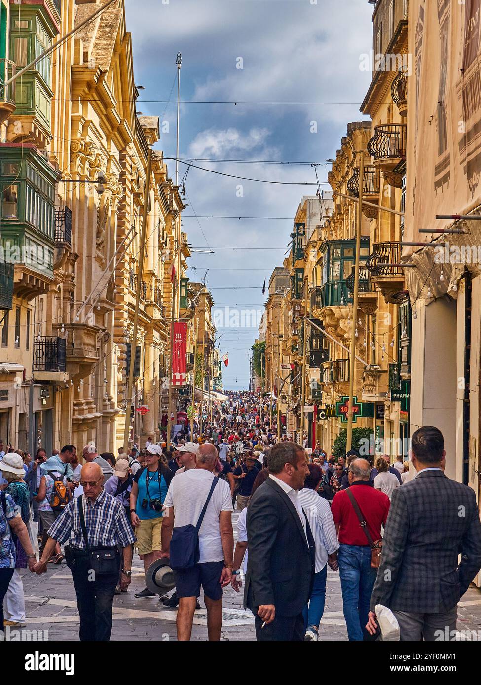 Republic Street, touristes marchant dans la rue principale de la Valette à Malte Banque D'Images