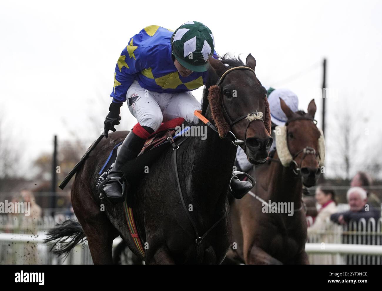 History of Fashion monté par Harry Sexton remporte le handicap Chase des marquises d'Eventco le deuxième jour du Ladbroke Festival of Racing à l'hippodrome Down Royal, Lisburn. Date de la photo : samedi 2 novembre 2024. Banque D'Images