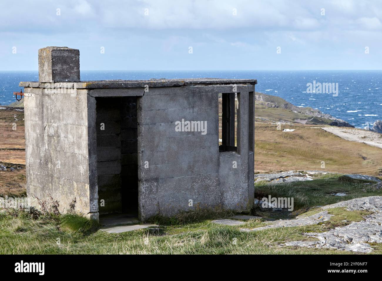 ancienne cabane de surveillance des garde-côtes surplombant la tête de malin atlantique, comté de donegal, république d'irlande Banque D'Images