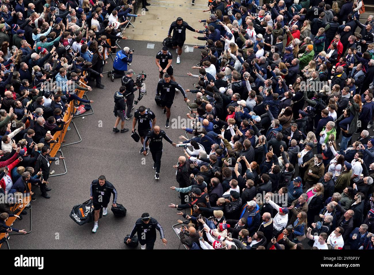 L'équipe néo-zélandaise passe devant les fans à leur arrivée pour le match international d'automne au stade Allianz de Twickenham. Date de la photo : samedi 2 novembre 2024. Banque D'Images